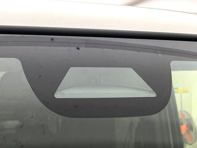 【ホンダセンシング】走行中に前方の車両等を認識し、衝突しそうな時は警報とブレーキで衝突回避と被害軽減をアシスト。より安全にドライブをお楽しみいただけます。