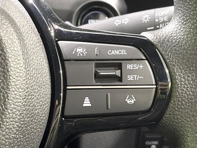 【アダプティブクルーズコントロール】高速道路での長距離走行が楽に!!自動で速度を保つクルーズコントロールが、衝突軽減システムと連携し、前方の車両を感知して車間を保つように速度調節してくれます!!