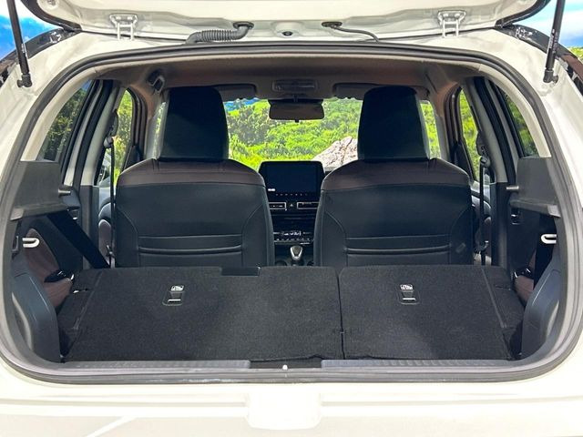 ���i�̂���������ʋ΁A���}���ɏ\���ȉ׎��X�y�[�X���m�ۂ��Ă���܂��B�Z�J���h�V�[�g��|���ƁA�傫�ȉו��̐ύڂ��\�ł���