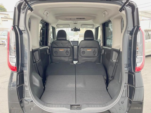 ���i�̂���������ʋ΁A���}���ɏ\���ȉ׎��X�y�[�X���m�ۂ��Ă���܂��B�Z�J���h�V�[�g��|���ƁA�傫�ȉו��̐ύڂ��\�ł���