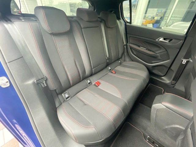 ●後部座席も気になるようなキズ・汚れやへたり等、大きなダメージはなく、良好な状態です。