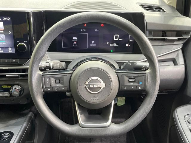 �C���e���A�ɍ��킹���f�U�C���̃X�e�A�����O�́A�^�]�������̂��Ƃ��l���A�^�]���₷���`��A�傫���ł��B�����x�A���ۂɐG���Ă��m���߂��������B