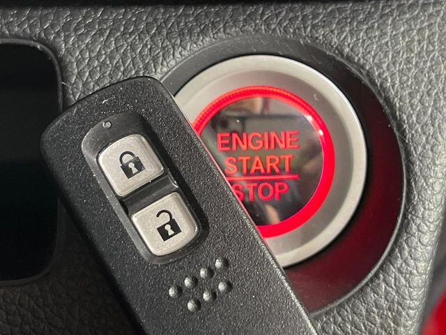 �yHonda�X�}�[�g�L�[�z�J�o����|�P�b�g�ɓ��ꂽ�܂܂ł��h�A�̎{���E�������\�ȃX�}�[�g�L�[�𑕔��B�G���W���̃I���E�I�t�����J�M�����o���K�v����������Ƃ��Ă��֗��ł���