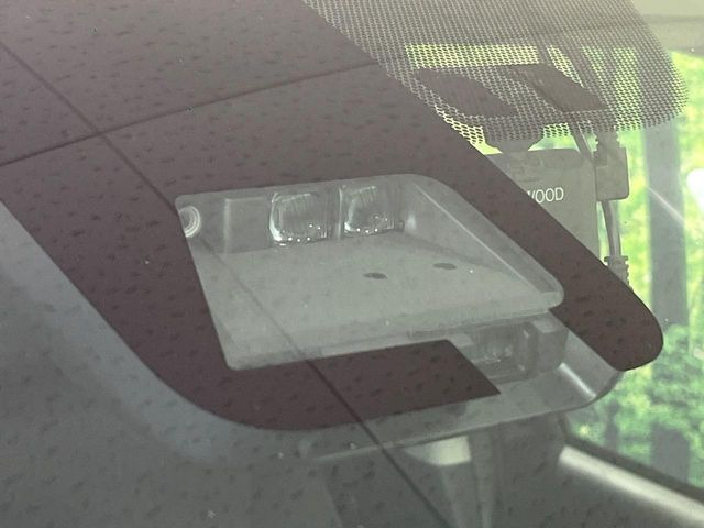 【トヨタセーフティセンス】走行中に前方の車両等を認識し、衝突しそうな時は警報とブレーキで衝突回避と被害軽減をアシスト。より安全にドライブをお楽しみいただけます。