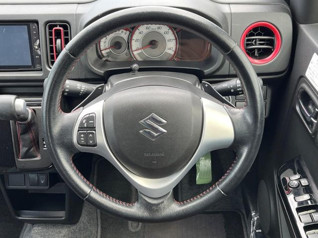 �C���e���A�ɍ��킹���f�U�C���̃X�e�A�����O�́A�^�]�������̂��Ƃ��l���A�^�]���₷���`��A�傫���ł��B�����x�A���ۂɐG���Ă��m���߂��������B