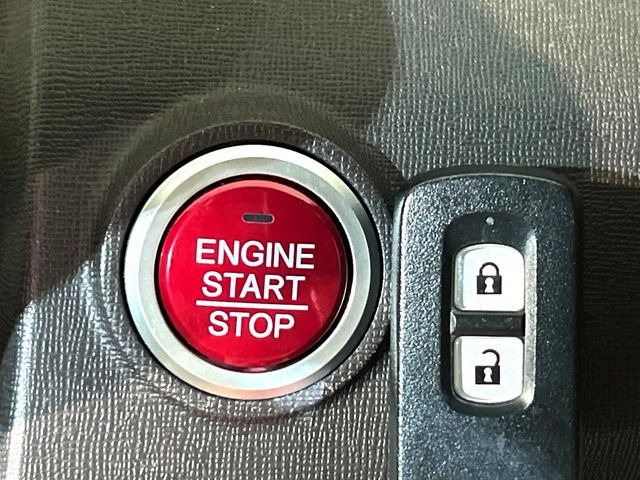 �yHonda�X�}�[�g�L�[�z�J�o����|�P�b�g�ɓ��ꂽ�܂܂ł��h�A�̎{���E�������\�ȃX�}�[�g�L�[�𑕔��B�G���W���̃I���E�I�t�����J�M�����o���K�v����������Ƃ��Ă��֗��ł���