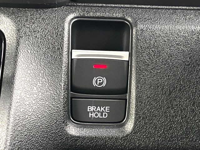 【オートブレーキホールド】信号待ちや渋滞で停車時にブレーキから足を離しても、停止状態を保持してくれます。前進するときはアクセルを踏めば自動で解除されるので安心♪街乗り運転が楽になります♪