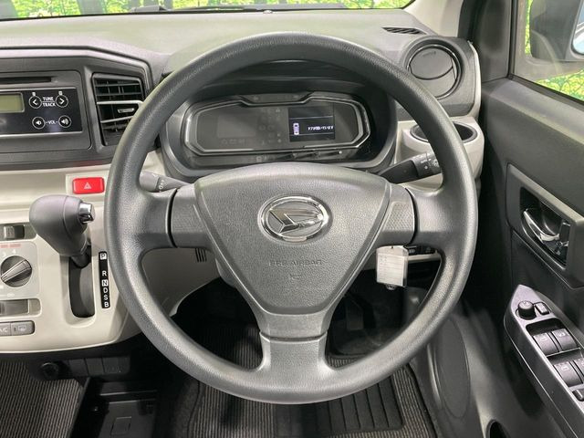 �C���e���A�ɍ��킹���f�U�C���̃X�e�A�����O�́A�^�]�������̂��Ƃ��l���A�^�]���₷���`��A�傫���ł��B�����x�A���ۂɐG���Ă��m���߂��������B