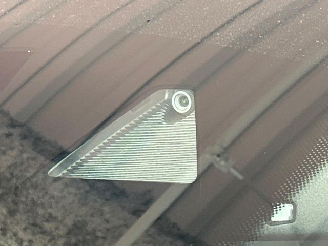 �y�X�}�[�g�u���[�L�T�|�[�g�z���s���ɑO���̎ԗ�����F�����A�Փ˂������Ȏ��͌x��ƃu���[�L�ŏՓˉ���Ɣ�Q�y�����A�V�X�g�B�����S�Ƀh���C�u�����y���݂��������܂��B