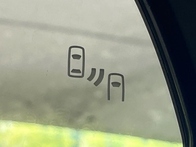 【ブラインドスポットモニター】走行中、ドアミラーの死角になりやすい箇所に後続車が接近するとサイドミラーのレンズに警告を表示!ドライバーに注意喚起をしてくれます。