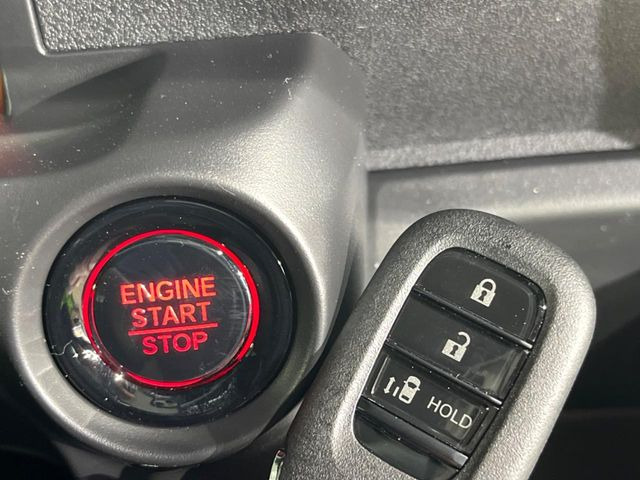 �yHonda�X�}�[�g�L�[�z�J�o����|�P�b�g�ɓ��ꂽ�܂܂ł��h�A�̎{���E�������\�ȃX�}�[�g�L�[�𑕔��B�G���W���̃I���E�I�t�����J�M�����o���K�v����������Ƃ��Ă��֗��ł���