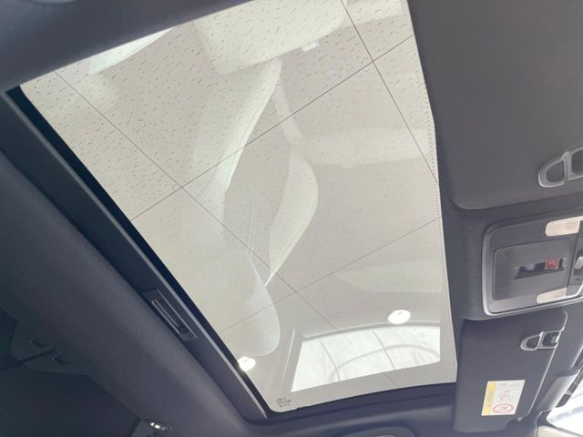 【ガラスルーフ】ガラスルーフ搭載で車内の解放感が一気にアップ!開放的なドライブをお楽しみいただけます。