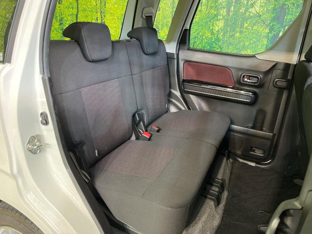 後部座席も気になるようなキズ・汚れやへたり等、大きなダメージはなく、良好な状態です。