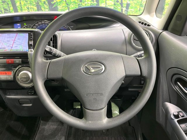 �C���e���A�ɍ��킹���f�U�C���̃X�e�A�����O�́A�^�]�������̂��Ƃ��l���A�^�]���₷���`��A�傫���ł��B�����x�A���ۂɐG���Ă��m���߂��������B