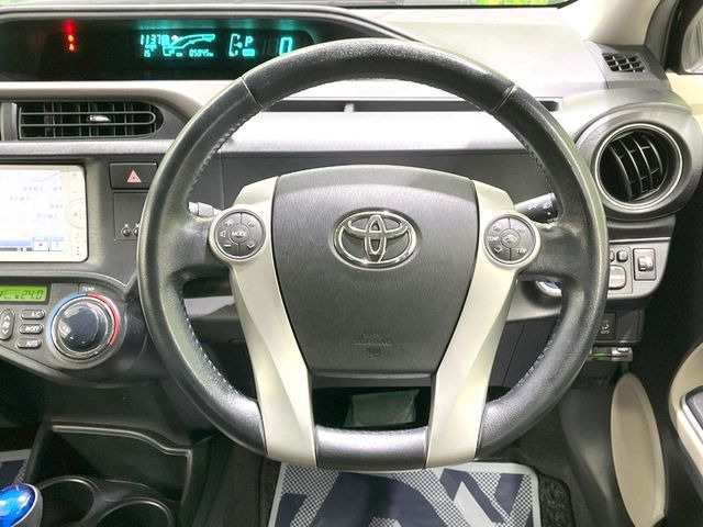 �C���e���A�ɍ��킹���f�U�C���̃X�e�A�����O�́A�^�]�������̂��Ƃ��l���A�^�]���₷���`��A�傫���ł��B�����x�A���ۂɐG���Ă��m���߂��������B