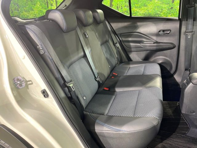 後部座席も気になるようなキズ・汚れやへたり等、大きなダメージはなく、良好な状態です。