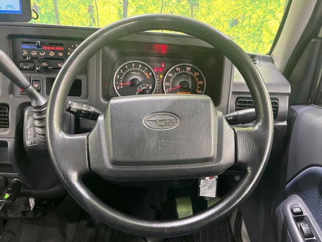 �C���e���A�ɍ��킹���f�U�C���̃X�e�A�����O�́A�^�]�������̂��Ƃ��l���A�^�]���₷���`��A�傫���ł��B�����x�A���ۂɐG���Ă��m���߂��������B