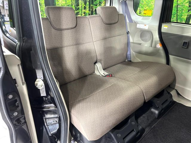 後部座席も気になるようなキズ・汚れやへたり等、大きなダメージはなく、良好な状態です。