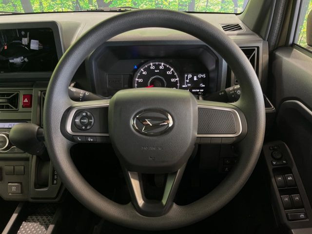 �C���e���A�ɍ��킹���f�U�C���̃X�e�A�����O�́A�^�]�������̂��Ƃ��l���A�^�]���₷���`��A�傫���ł��B�����x�A���ۂɐG���Ă��m���߂��������B