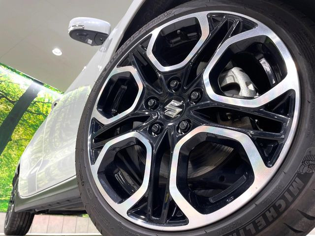 �y����17�C���`�A���~�z�C�[���z�O�ςɃ}�b�`���������A���~�z�C�[���𑕒����Ă���܂��B�e��ЊO�A���~�z�C�[����A�X�^�b�h���X�^�C�����戵�����Ă���܂��B���񂲑��k����������