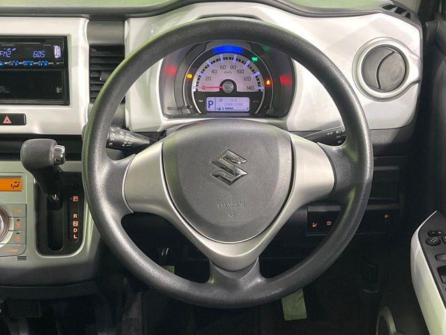 �C���e���A�ɍ��킹���f�U�C���̃X�e�A�����O�́A�^�]�������̂��Ƃ��l���A�^�]���₷���`��A�傫���ł��B�����x�A���ۂɐG���Ă��m���߂��������B