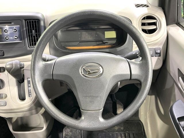 �C���e���A�ɍ��킹���f�U�C���̃X�e�A�����O�́A�^�]�������̂��Ƃ��l���A�^�]���₷���`��A�傫���ł��B�����x�A���ۂɐG���Ă��m���߂��������B