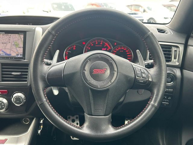 �y�����v�����X�e�A�����O�z�㎿�Ȋv���g�p���邱�ƂŁA��ɂ����������݂ƂĂ��^�]���₷���n���h���ł���