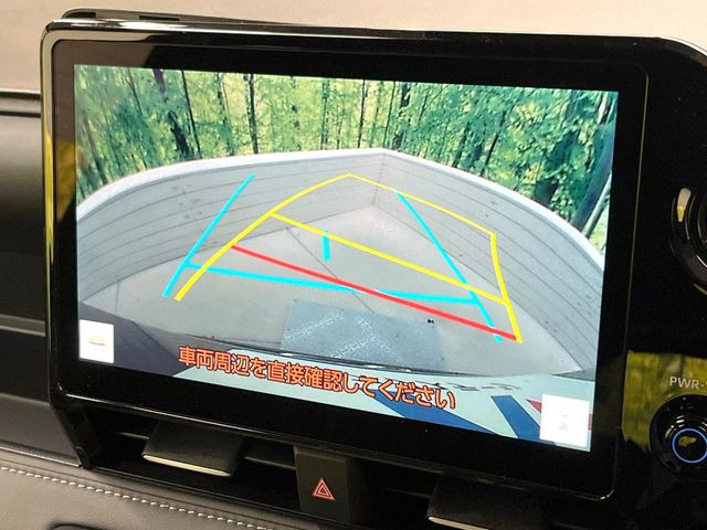 【バックカメラ】駐車時に後方がリアルタイム映像で確認できます。大型商業施設や立体駐車場での駐車時や、夜間のバック時に大活躍!運転スキルに関わらず、今や必須となった装備のひとつです!