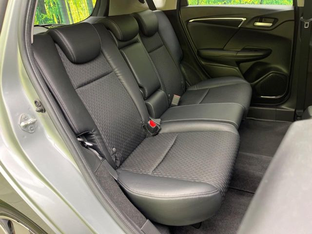 �R���p�N�g�J�[�ł����A�Z�J���h�V�[�g�͏\���ȍL����������K�ɂ���肢�������܂���V�[�g��|���đ傫�ȉו���ς񂾂�ƁA�p�r�̕����L��1��ł��B