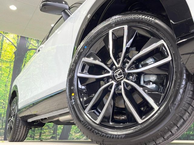 【純正18インチアルミホイール】外観にマッチした純正アルミホイールを装着しております。各種社外アルミホイールや、スタッドレスタイヤも取扱いしております。是非ご相談ください♪