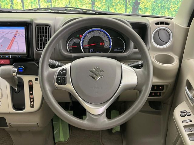 �C���e���A�ɍ��킹���f�U�C���̃X�e�A�����O�́A�^�]�������̂��Ƃ��l���A�^�]���₷���`��A�傫���ł��B�����x�A���ۂɐG���Ă��m���߂��������B