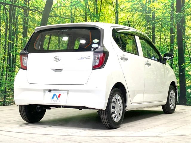 高透明度のガラス皮膜で撥水はもちろん、上質なツヤ・光沢を実現。紫外線や酸性雨から大切な愛車を保護し、色あせ・劣化を防止。「弾スプラッシュコート」、「弾プリミッサコート」からお選びいただけます。