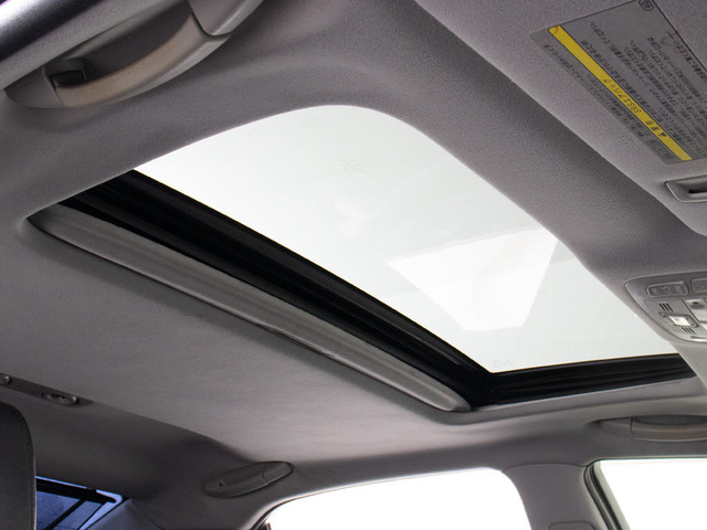 人気装備のサンルーフが付いています!上下チルトに前後スライド機能が付いていますので、様々なドライブシーンで活躍してくれます!!開放感ある車内空間は気持ちがいいですよ!是非体感してみて下さい!