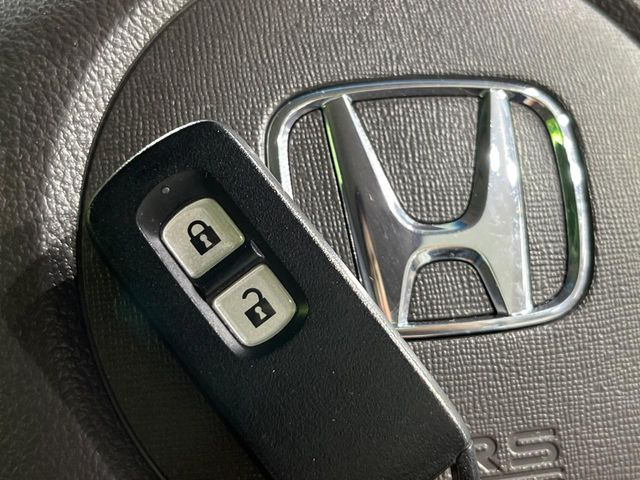 �yHonda�X�}�[�g�L�[�z�J�o����|�P�b�g�ɓ��ꂽ�܂܂ł��h�A�̎{���E�������\�ȃX�}�[�g�L�[�𑕔��B�G���W���̃I���E�I�t�����J�M�����o���K�v����������Ƃ��Ă��֗��ł���