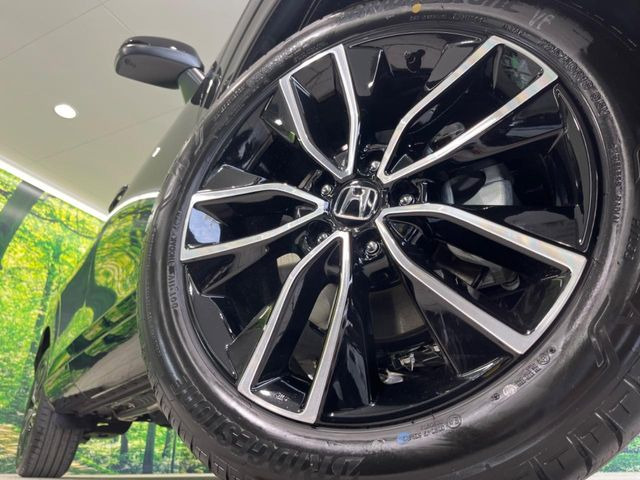 【純正18インチアルミホイール】外観にマッチした純正アルミホイールを装着しております。各種社外アルミホイールや、スタッドレスタイヤも取扱いしております。是非ご相談ください♪