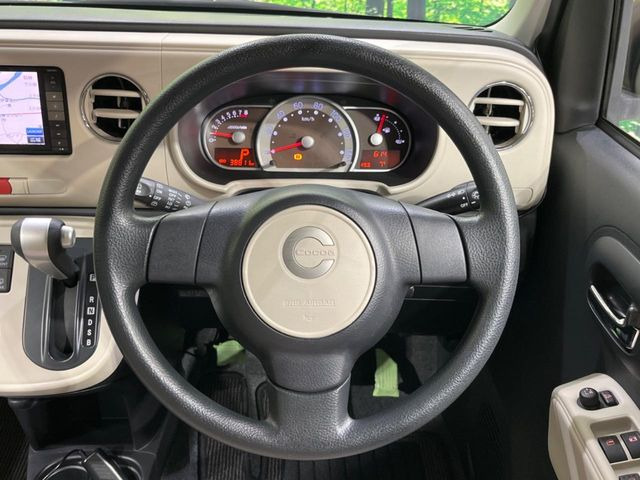 �C���e���A�ɍ��킹���f�U�C���̃X�e�A�����O�́A�^�]�������̂��Ƃ��l���A�^�]���₷���`��A�傫���ł��B�����x�A���ۂɐG���Ă��m���߂��������B