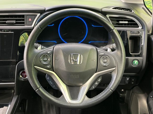 �C���e���A�ɍ��킹���f�U�C���̃X�e�A�����O�́A�^�]�������̂��Ƃ��l���A�^�]���₷���`��A�傫���ł��B�����x�A���ۂɐG���Ă��m���߂��������B