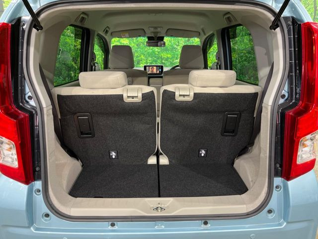 ���i�̂���������ʋ΁A���}���ɏ\���ȉ׎��X�y�[�X���m�ۂ��Ă���܂��B�Z�J���h�V�[�g��|���ƁA�傫�ȉו��̐ύڂ��\�ł���