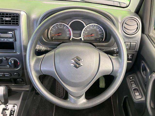 �C���e���A�ɍ��킹���f�U�C���̃X�e�A�����O�́A�^�]�������̂��Ƃ��l���A�^�]���₷���`��A�傫���ł��B�����x�A���ۂɐG���Ă��m���߂��������B