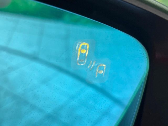【ブラインドスポットモニタリング】走行中、ドアミラーの死角になりやすい箇所に後続車が接近するとサイドミラー付近に警告を表示、ドライバーに注意喚起をしてくれます。