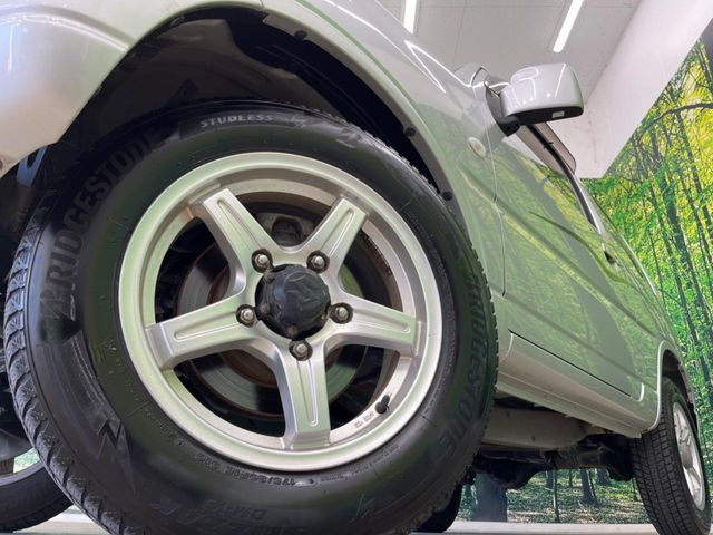 �y����16�C���`�A���~�z�C�[���z�O�ςɃ}�b�`���������A���~�z�C�[���𑕒����Ă���܂��B�e��ЊO�A���~�z�C�[����A�X�^�b�h���X�^�C�����戵�����Ă���܂��B���񂲑��k����������