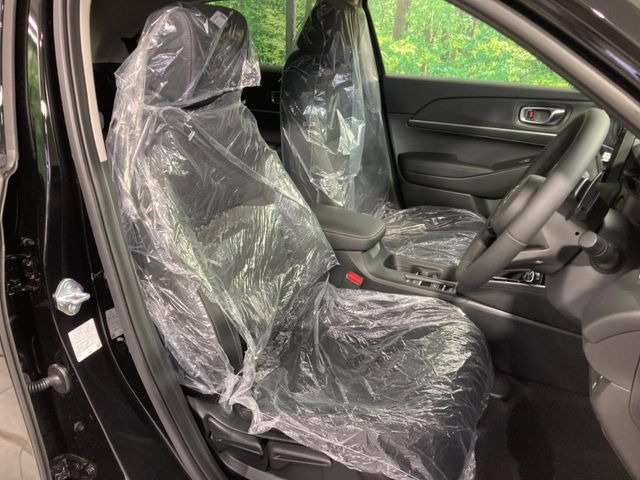 【ハーフレザーシート】高級感と座り心地を両立した人気のシート♪背面・座面のファブリック素材は、通気性の良さや滑りにくさに優れています。気温や服装に左右されず快適にお乗りいただけます。