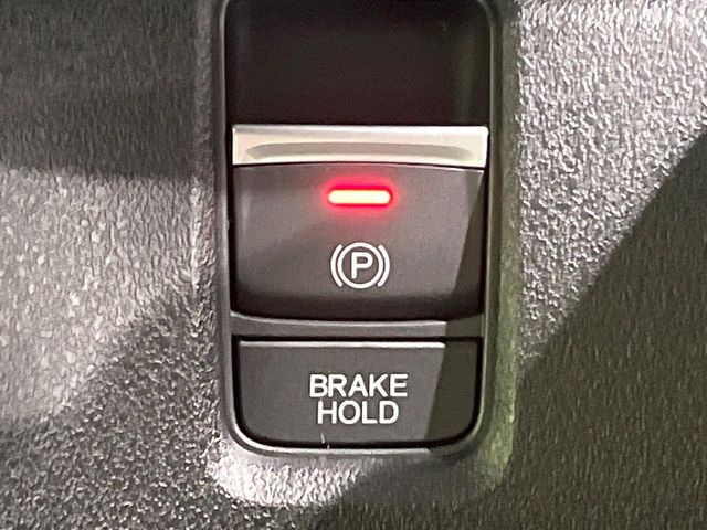 【オートブレーキホールド】信号待ちや渋滞で停車時にブレーキから足を離しても、停止状態を保持してくれます。前進するときはアクセルを踏めば自動で解除されるので安心♪街乗り運転が楽になります♪