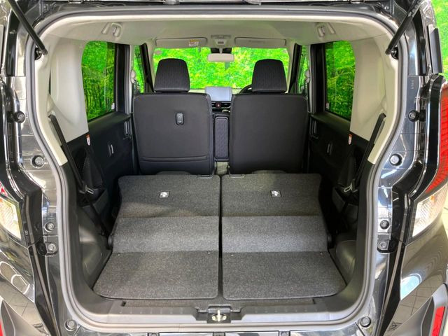 ���i�̂���������ʋ΁A���}���ɏ\���ȉ׎��X�y�[�X���m�ۂ��Ă���܂��B�Z�J���h�V�[�g��|���ƁA�傫�ȉו��̐ύڂ��\�ł���