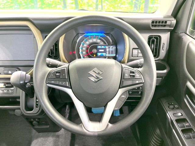 �C���e���A�ɍ��킹���f�U�C���̃X�e�A�����O�́A�^�]�������̂��Ƃ��l���A�^�]���₷���`��A�傫���ł��B�����x�A���ۂɐG���Ă��m���߂��������B