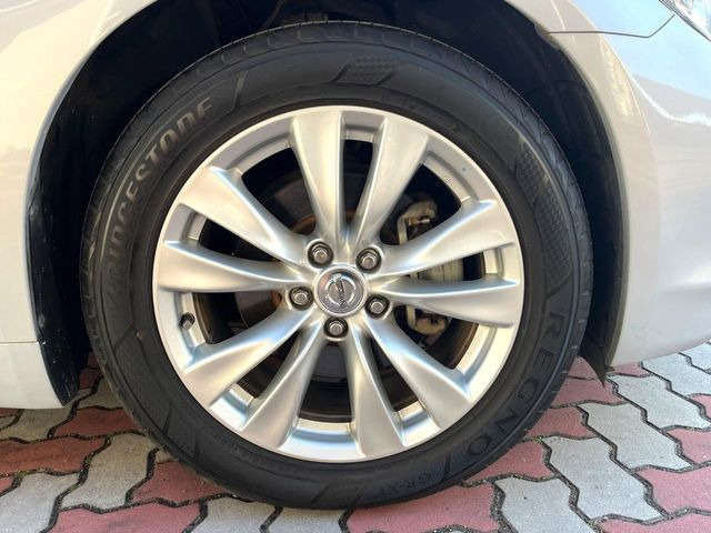 �y����18�C���`�A���~�z�C�[���z�O�ςɃ}�b�`���������A���~�z�C�[���𑕒����Ă���܂��B�e��ЊO�A���~�z�C�[����A�X�^�b�h���X�^�C�����戵�����Ă���܂��B���񂲑��k����������