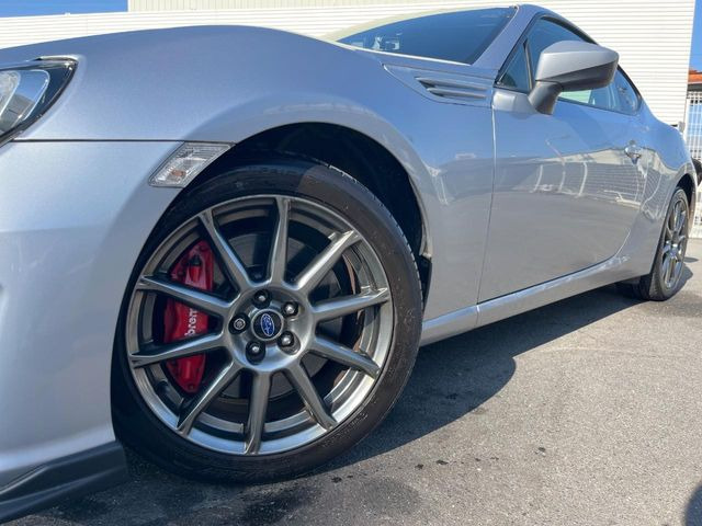 �y����17�C���`�A���~�z�C�[���z�O�ςɃ}�b�`���������A���~�z�C�[���𑕒����Ă���܂��B�e��ЊO�A���~�z�C�[����A�X�^�b�h���X�^�C�����戵�����Ă���܂��B���񂲑��k����������