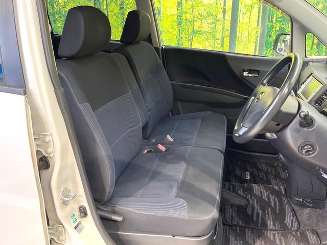 運転席シート廻りは使用感も少なく、良好な状態となっています。前オーナー様が丁寧に使っていたことがよくわかりますね。