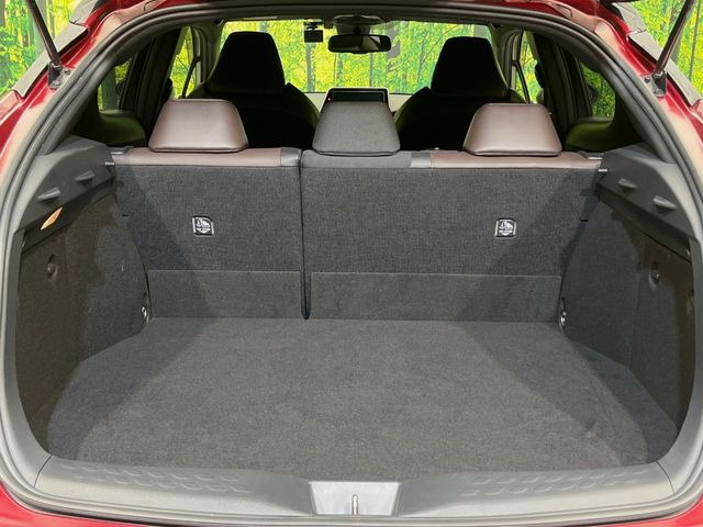 ���i�̂���������ʋ΁A���}���ɏ\���ȉ׎��X�y�[�X���m�ۂ��Ă���܂��B�Z�J���h�V�[�g��|���ƁA�傫�ȉו��̐ύڂ��\�ł���