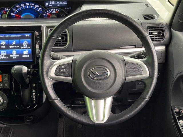 �C���e���A�ɍ��킹���f�U�C���̃X�e�A�����O�́A�^�]�������̂��Ƃ��l���A�^�]���₷���`��A�傫���ł��B�����x�A���ۂɐG���Ă��m���߂��������B